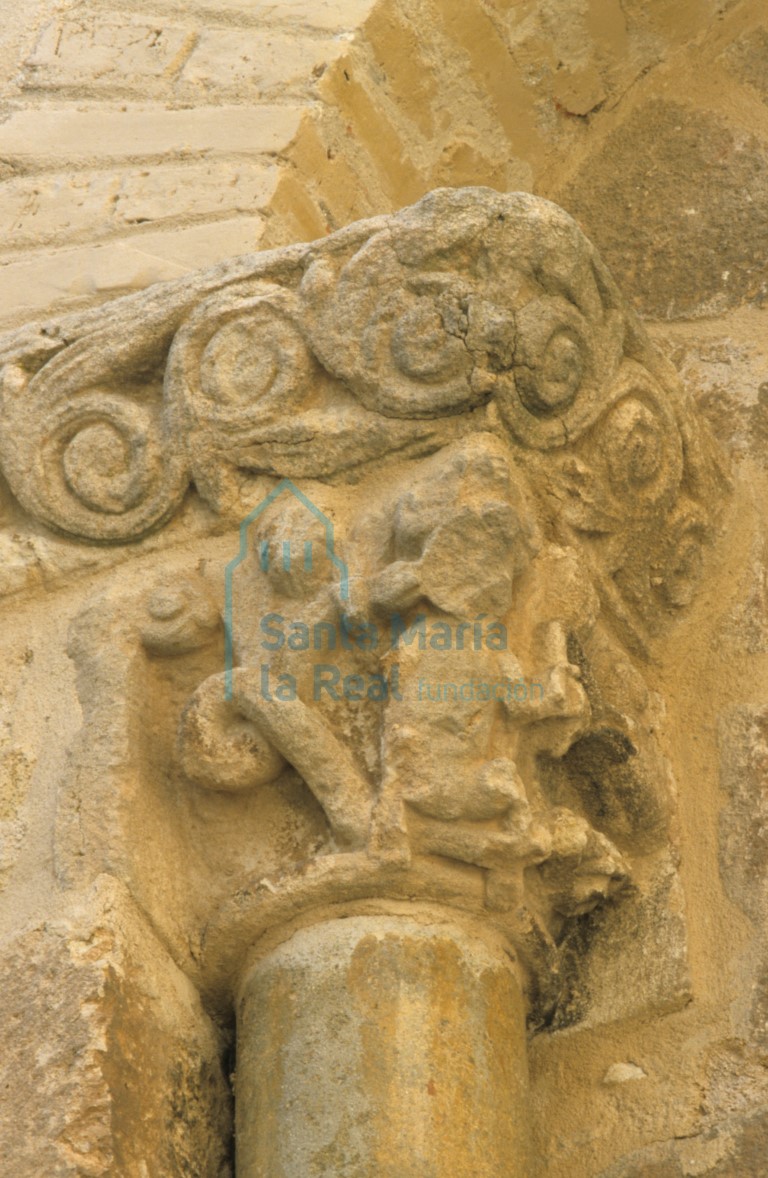 Capitel de la ventana de la capilla de la epístola