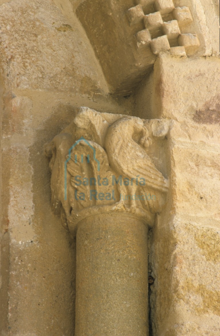 Capitel de la ventana de la capilla del evangelio