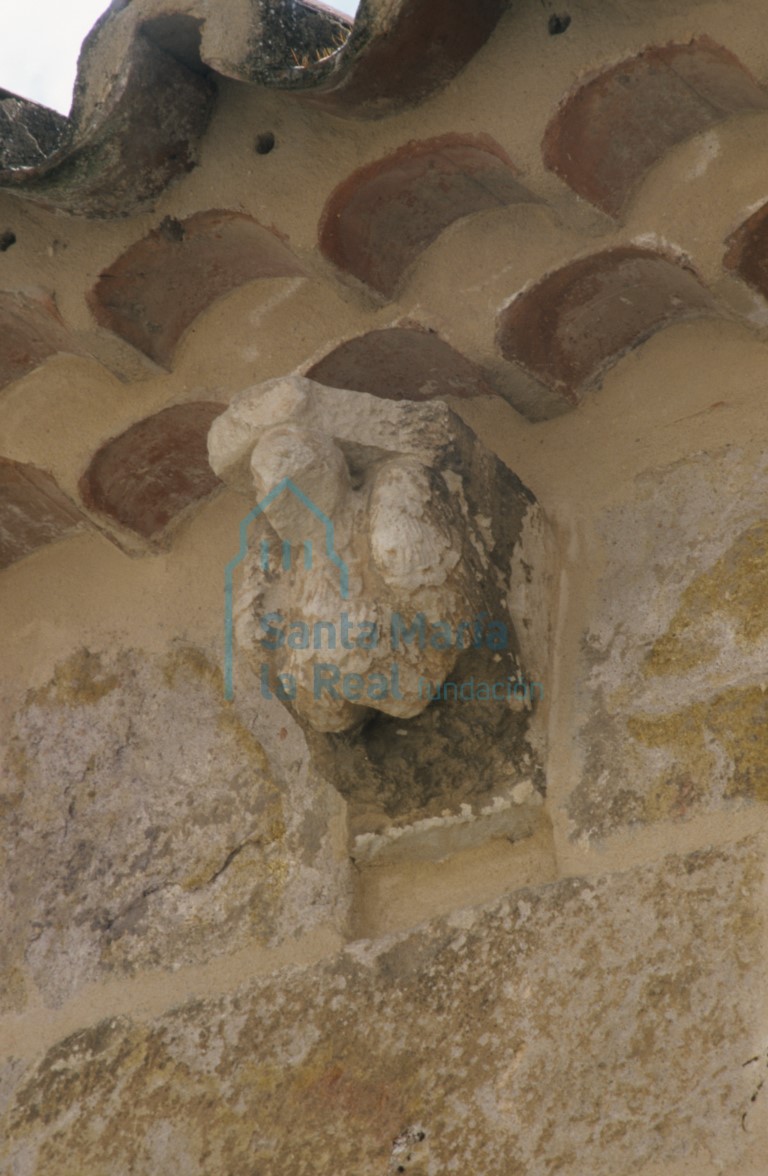 Escultura en el exterior de la iglesia