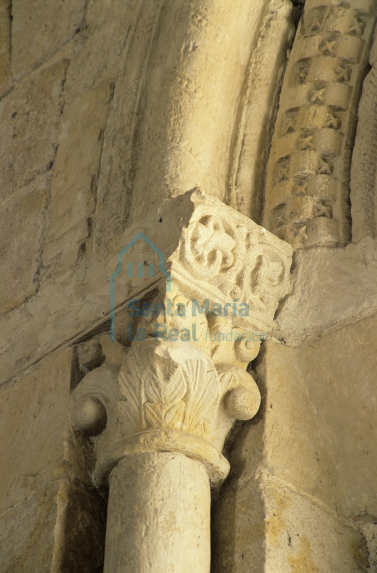 Capitel de la ventana de la capilla mayor