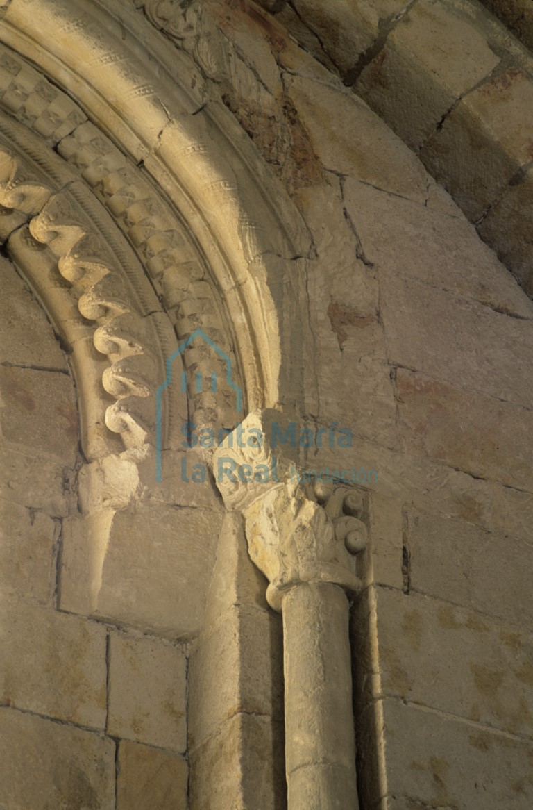 Capitel de la ventana de la capilla mayor