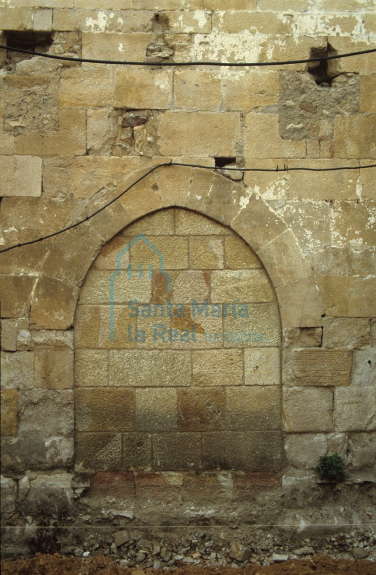 Arco cegado de la primitiva portada septentrional