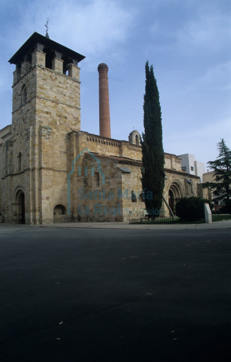 Exterior de la iglesia visto desde el suroeste