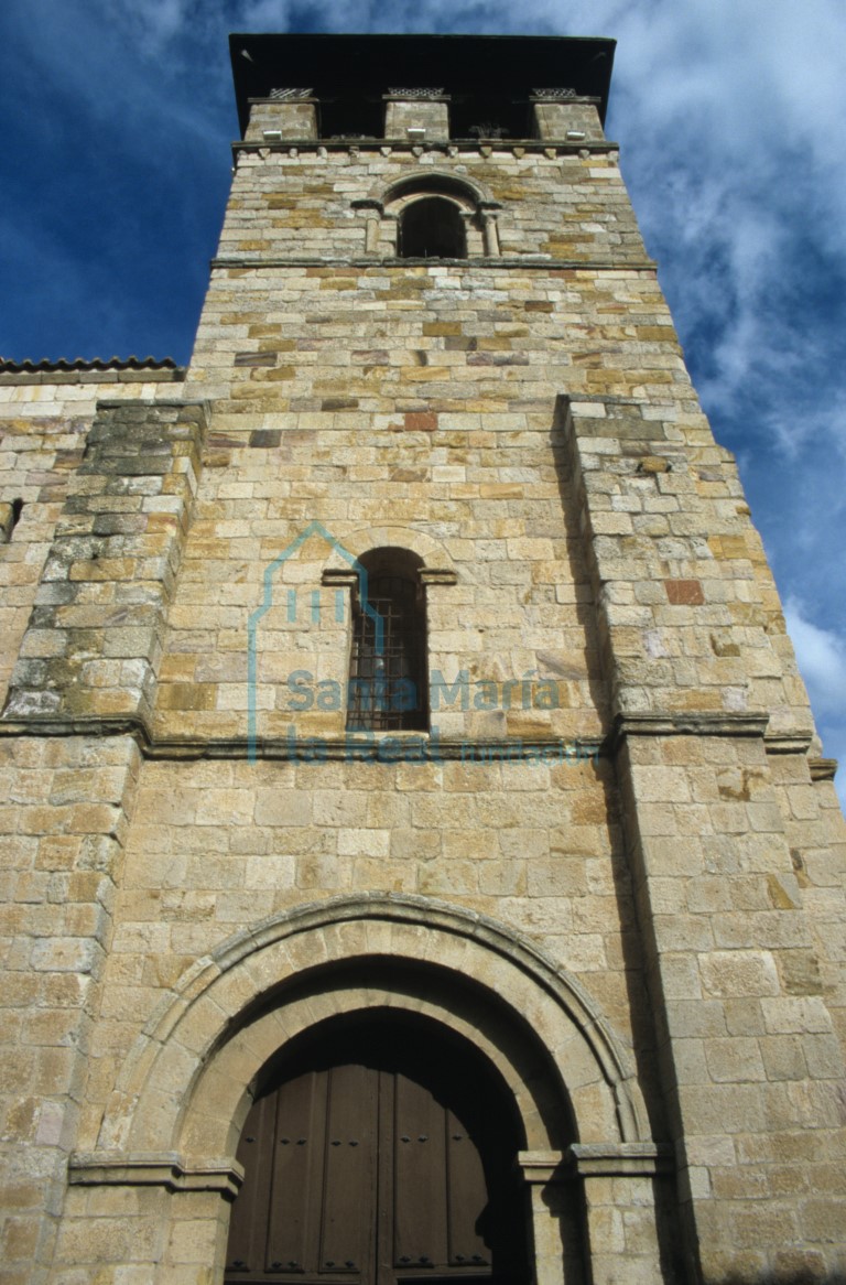 Portada occidental de la torre