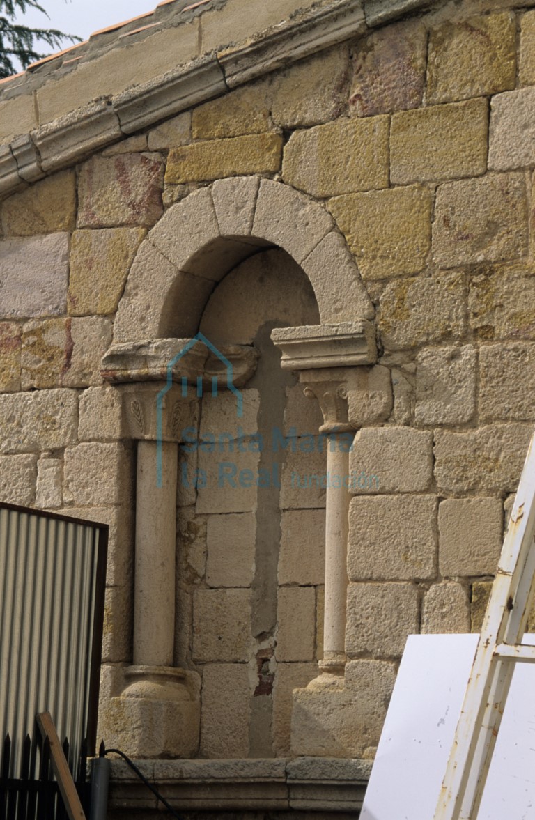 Ventana en la cabecera de la nave de la epístola