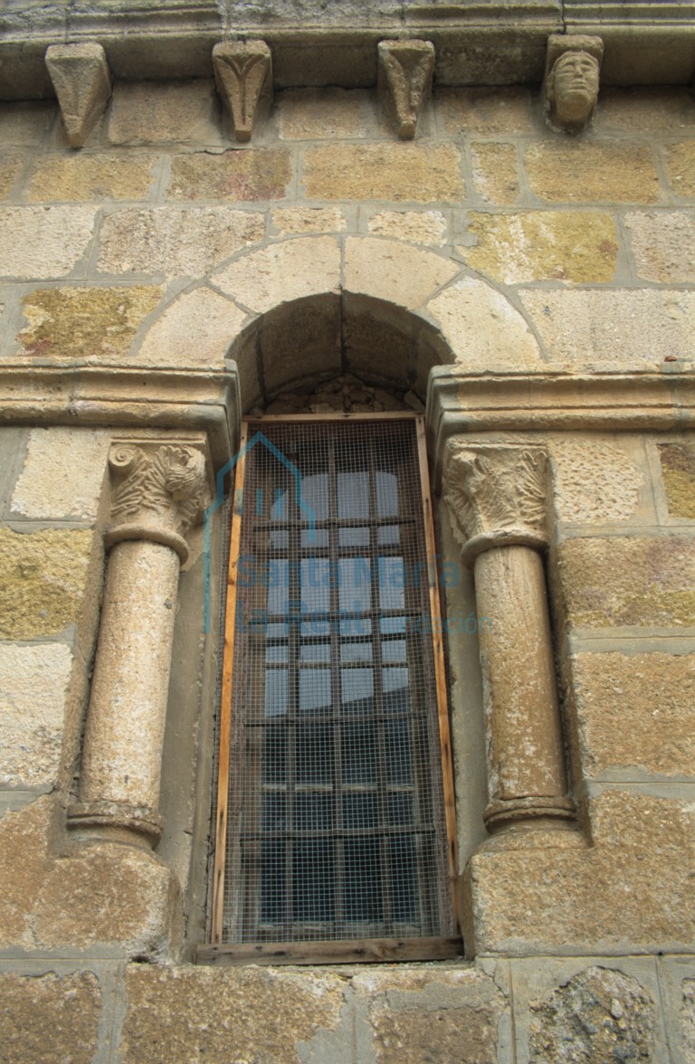 Ventana en el muro sur de la cabecera