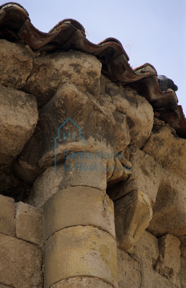 Capitel de una columna en el exterior de la cabecera Capitel de una columna en el exterior de la cabecera