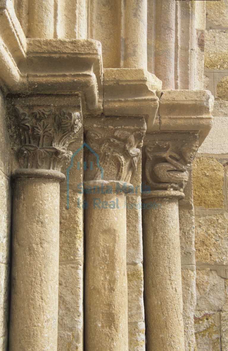 Capiteles de la portada de la colateral