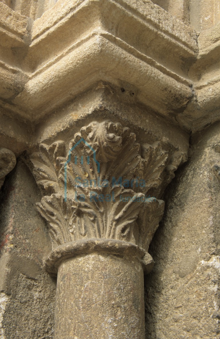 Capitel central de la portada de la colateral