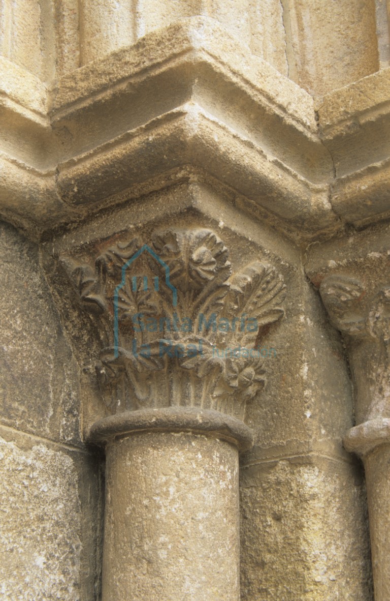 Capitel de la portada de la colateral