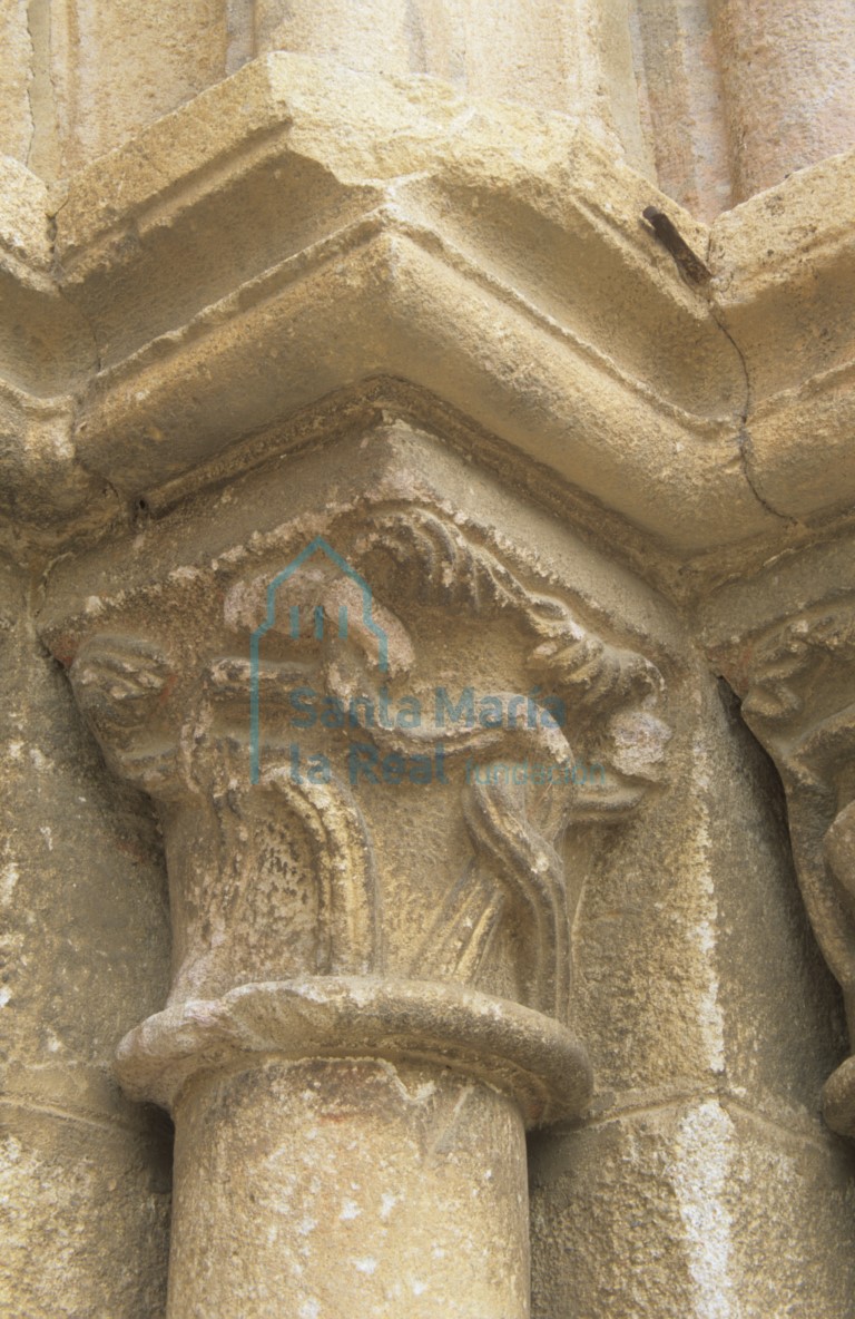Capitel de la portada de la colateral