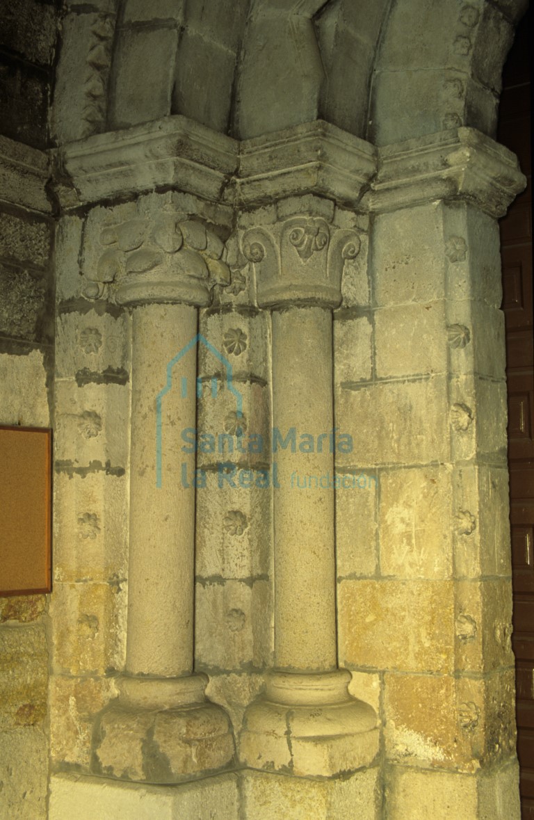 Columnas de la portada occidental