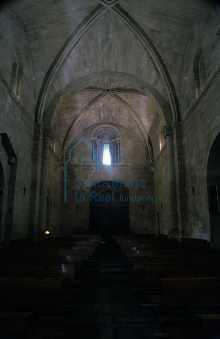 Interior de la nave hacia los pies