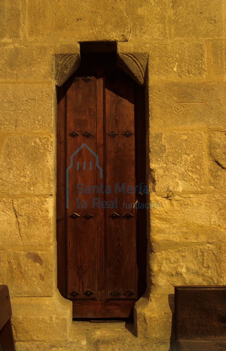 Puerta en el muro norte de la nave