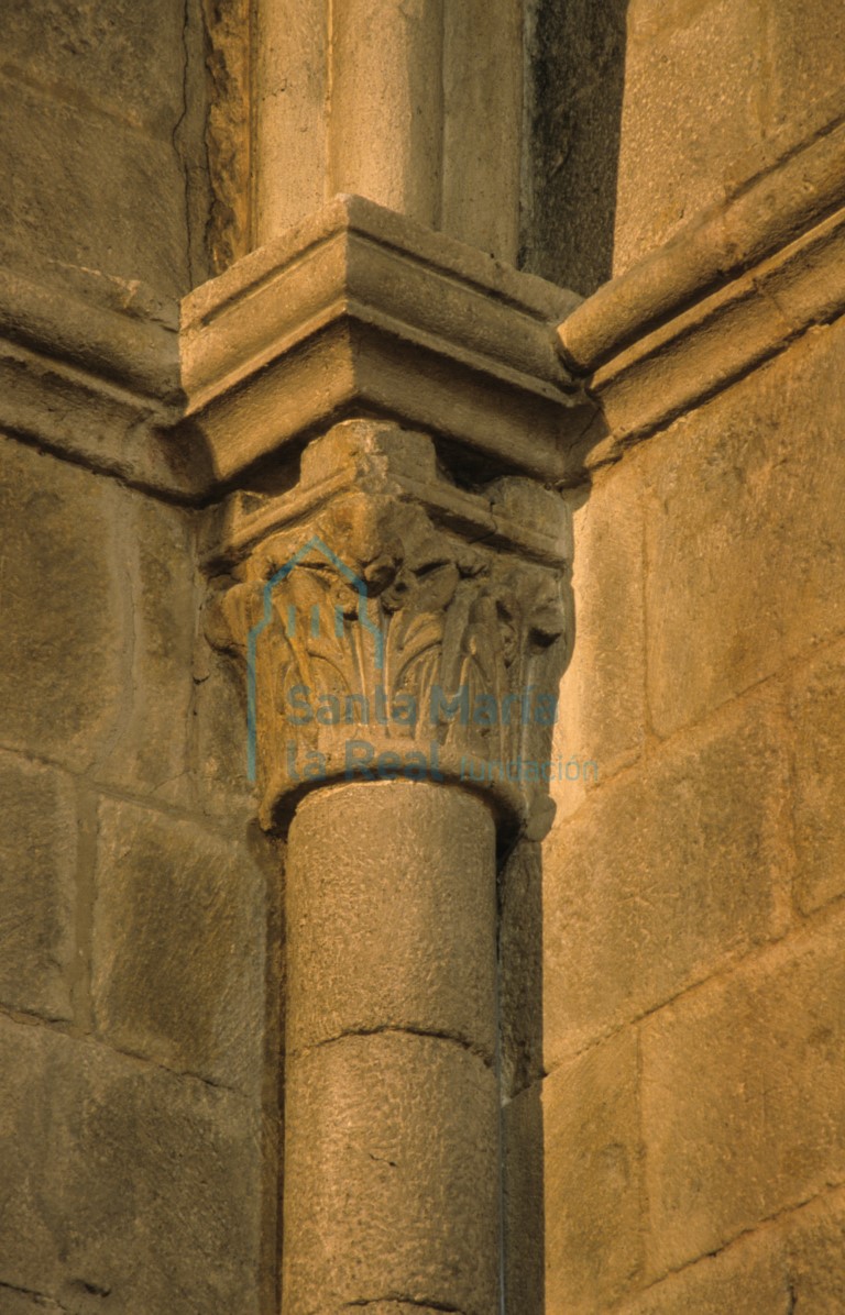 Capitel del interior de la nave