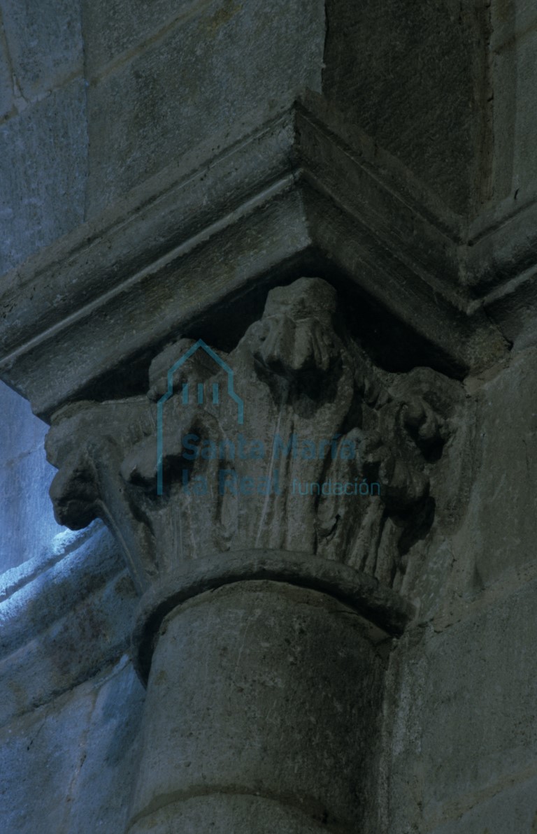 Capitel en el interior de la nave
