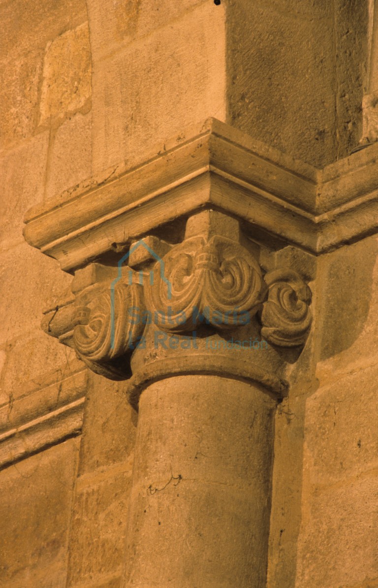 Capitel en el interior de la nave
