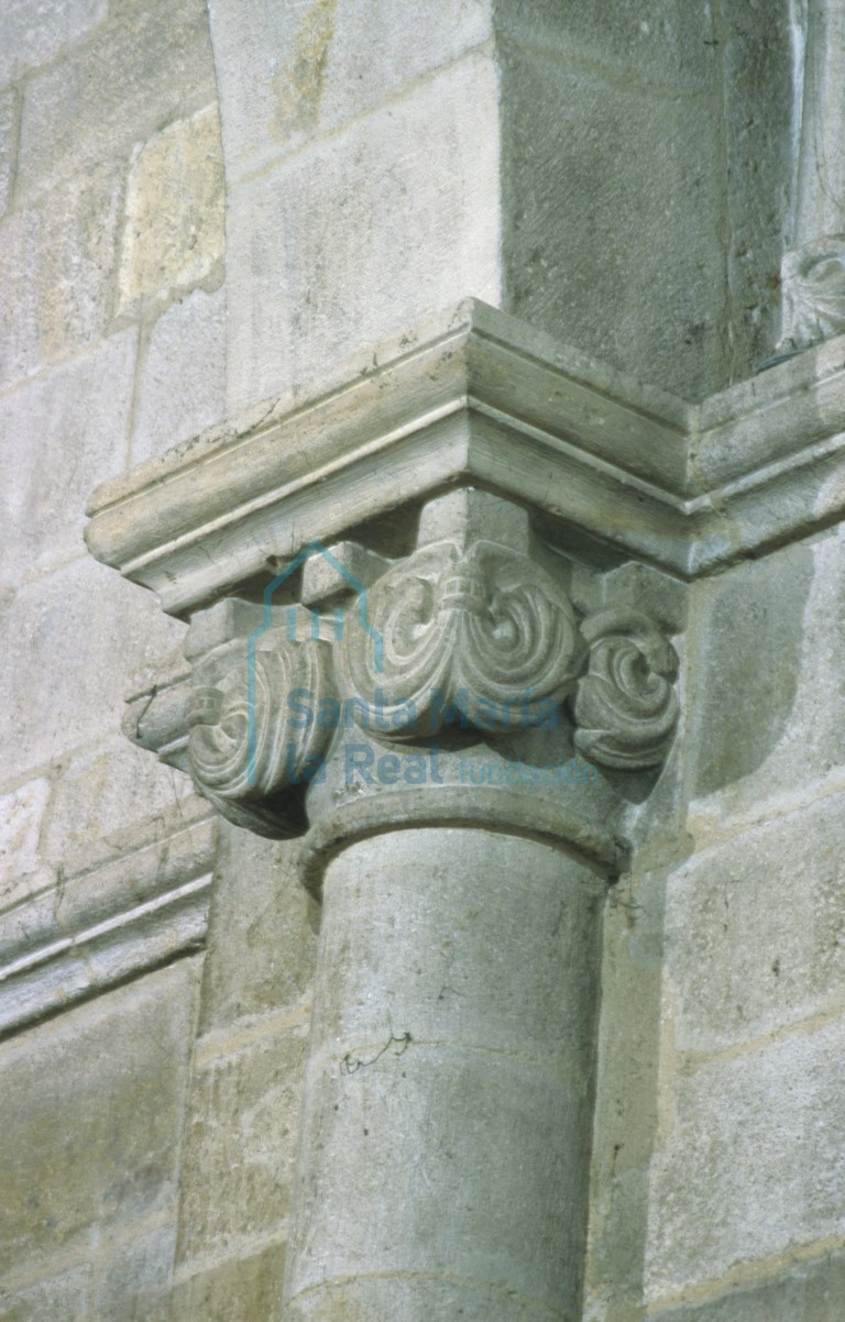 Capitel en el interior de la nave