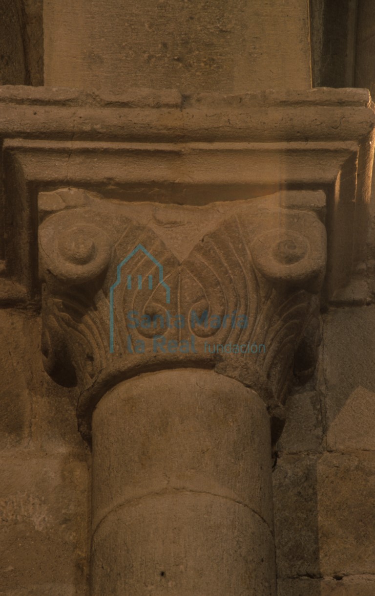 Capitel en el interior de la nave