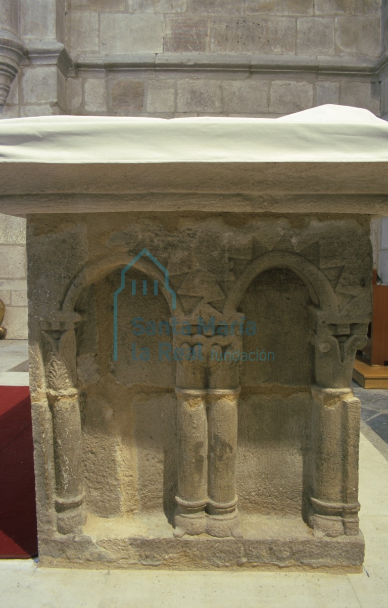 Lateral del altar románico