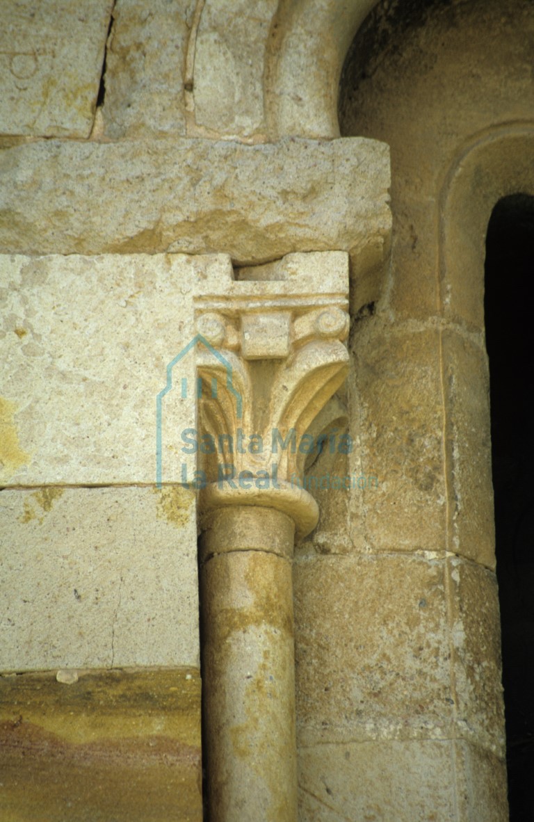 Capitel de la ventana del muro norte