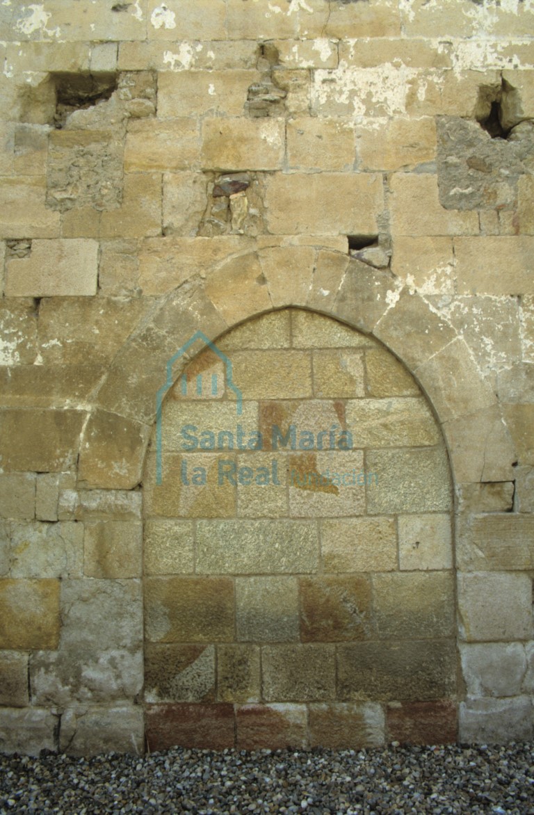 Arco cegado de la primitiva portada septentrional