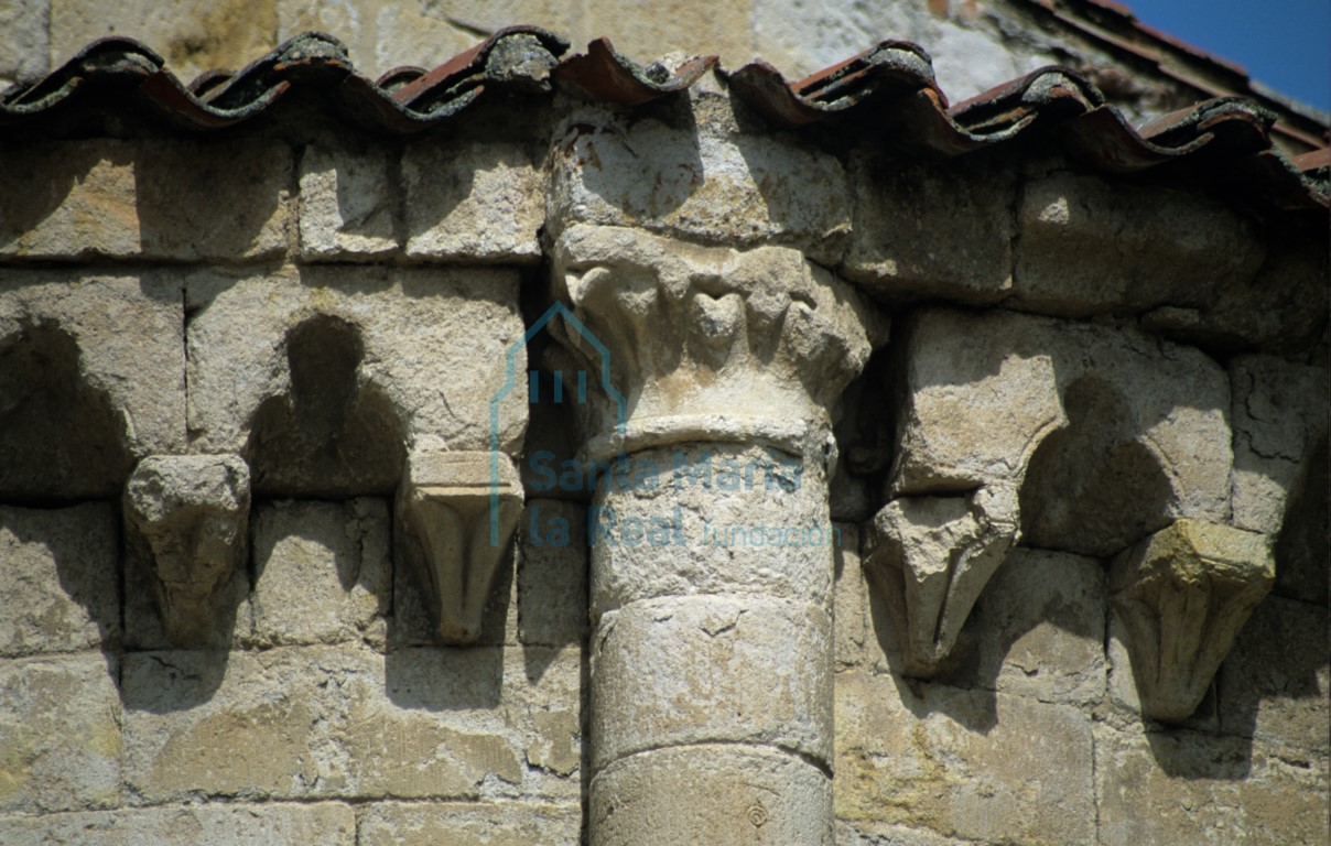 Cornisa de la cabecera