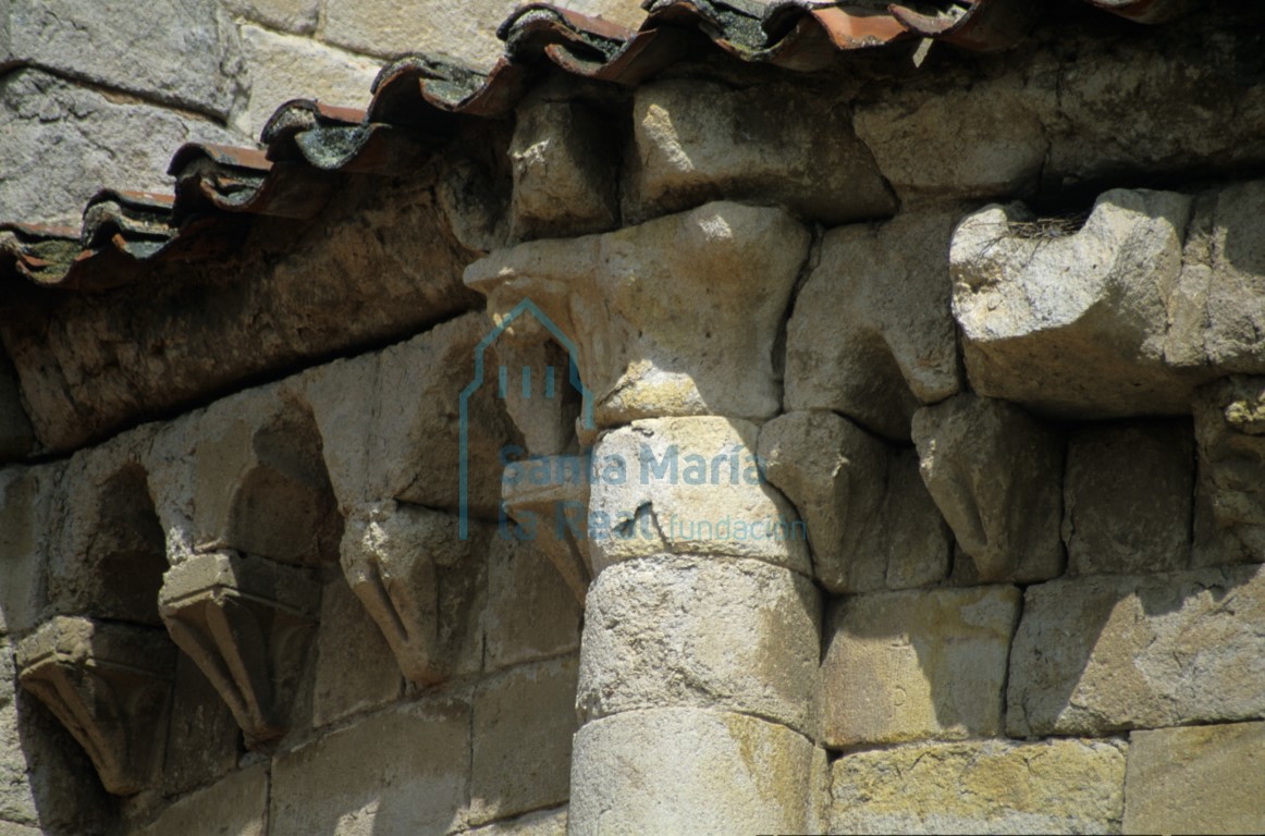 Cornisa de la cabecera