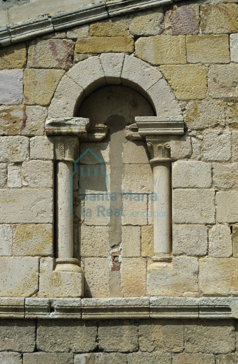 Ventana en el muro este de la nave colateral