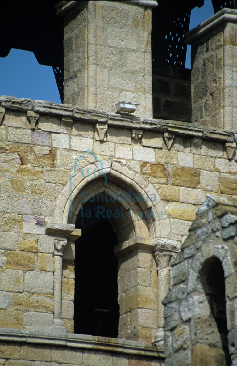 Ventana en el muro este de la torre, bajo el cuerpo de campanas