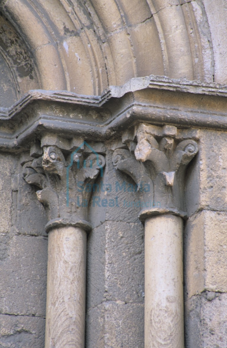 Capiteles de la ventana de la cabecera