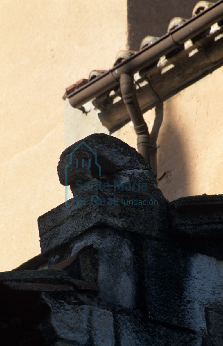 Antefija en el ala este del muro sur