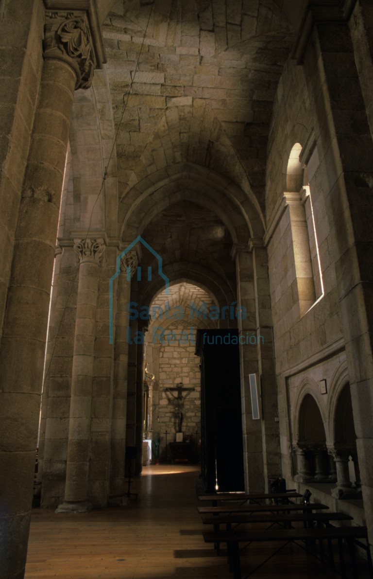 Interior de la nave de la epístola