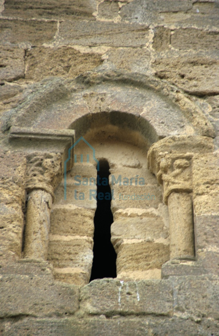Ventana en las ruinas de San Nicolás