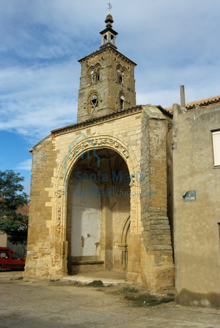 Vista del exterior de la portada