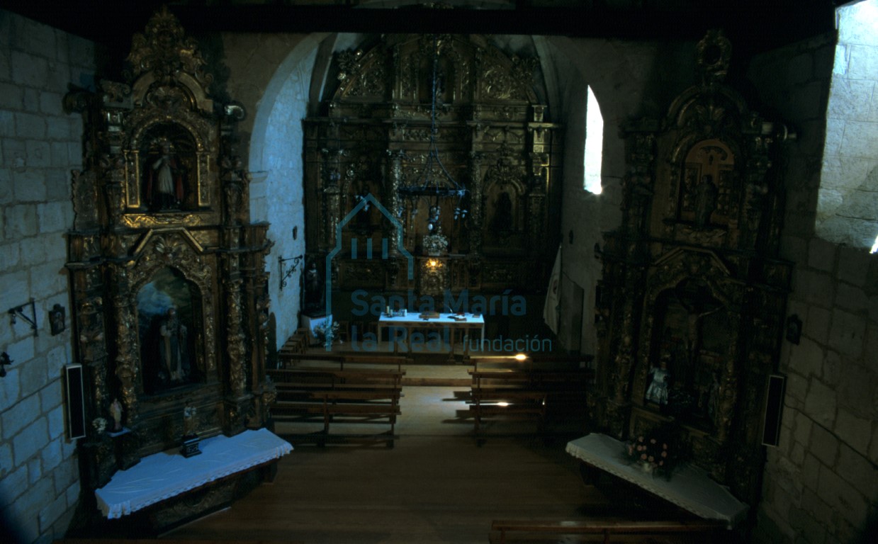 Vista del interior de la iglesia hacia la cabecera