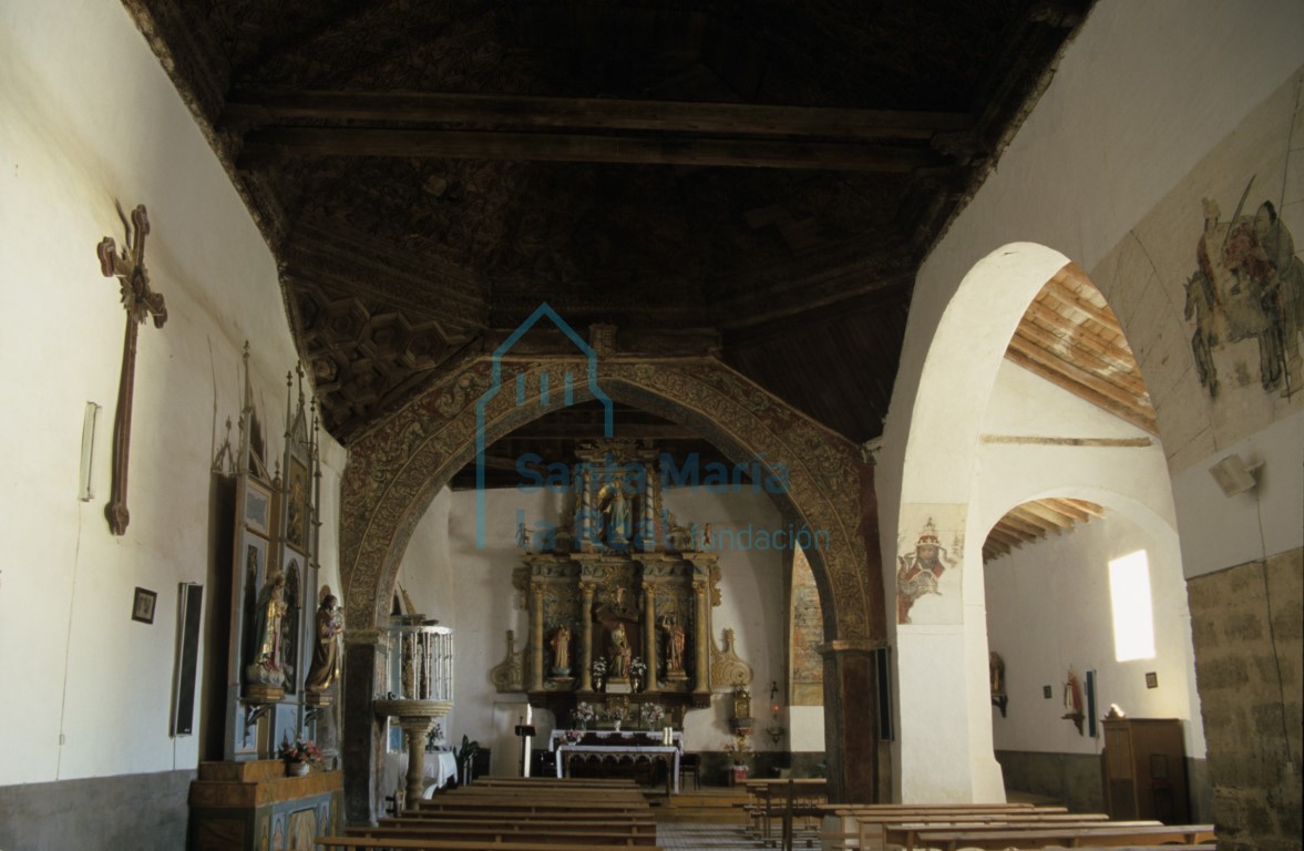 Interior hacia la cabecera