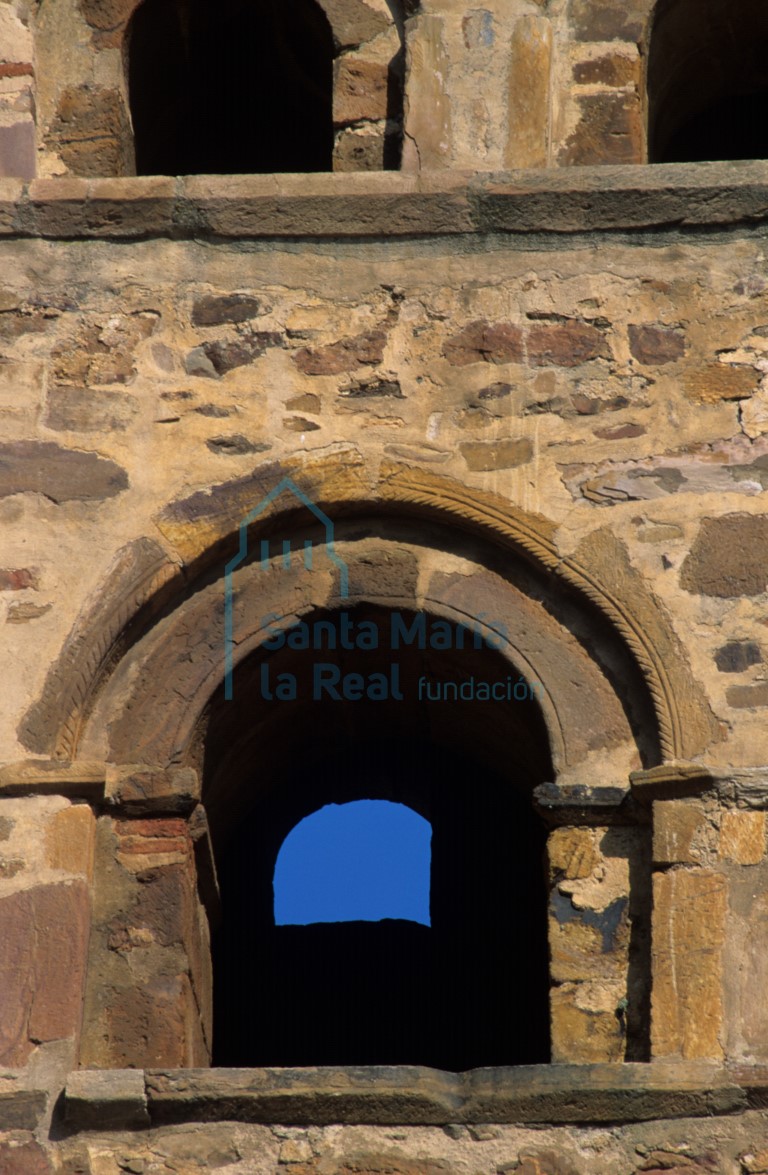 Detalle de una ventana de la torre
