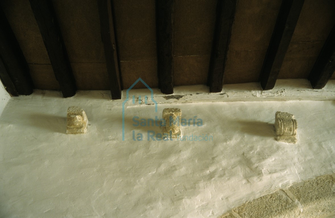 Canecillos reutilizados en el interior
