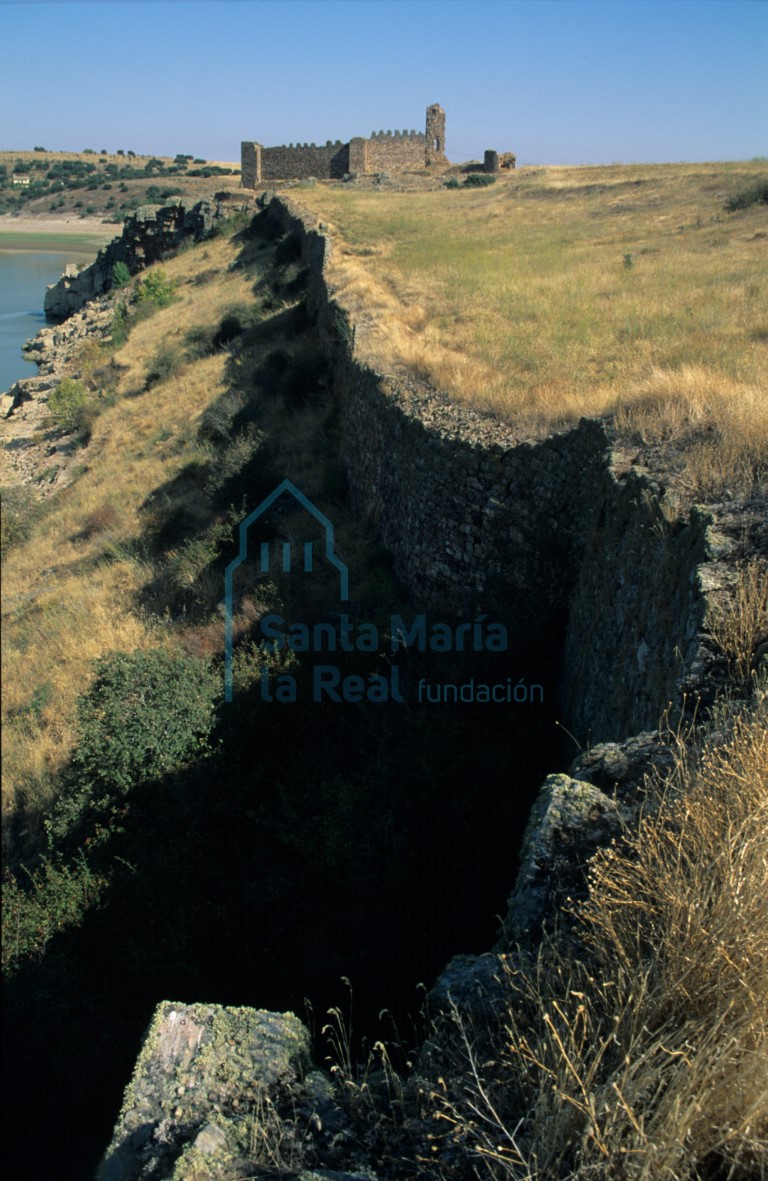Restos de la antigua muralla y castillo de Castrotorafe