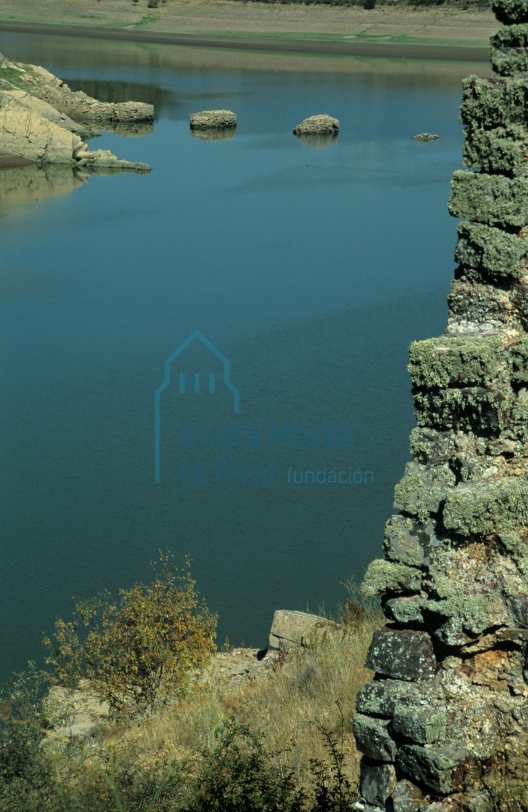 Restos del puente sobre el río Esla en Castrotorafe