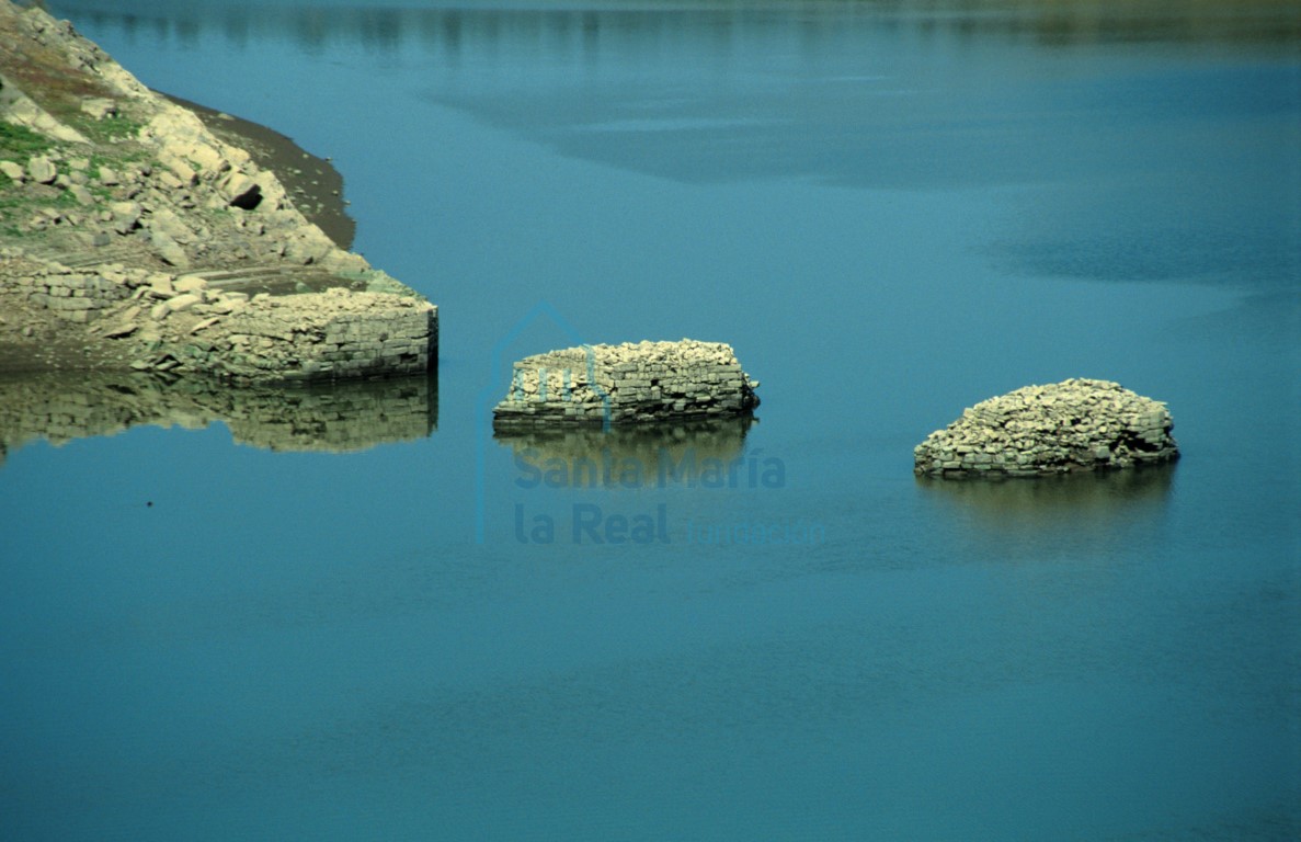 Restos del puente sobre el río Esla en Castrotorafe