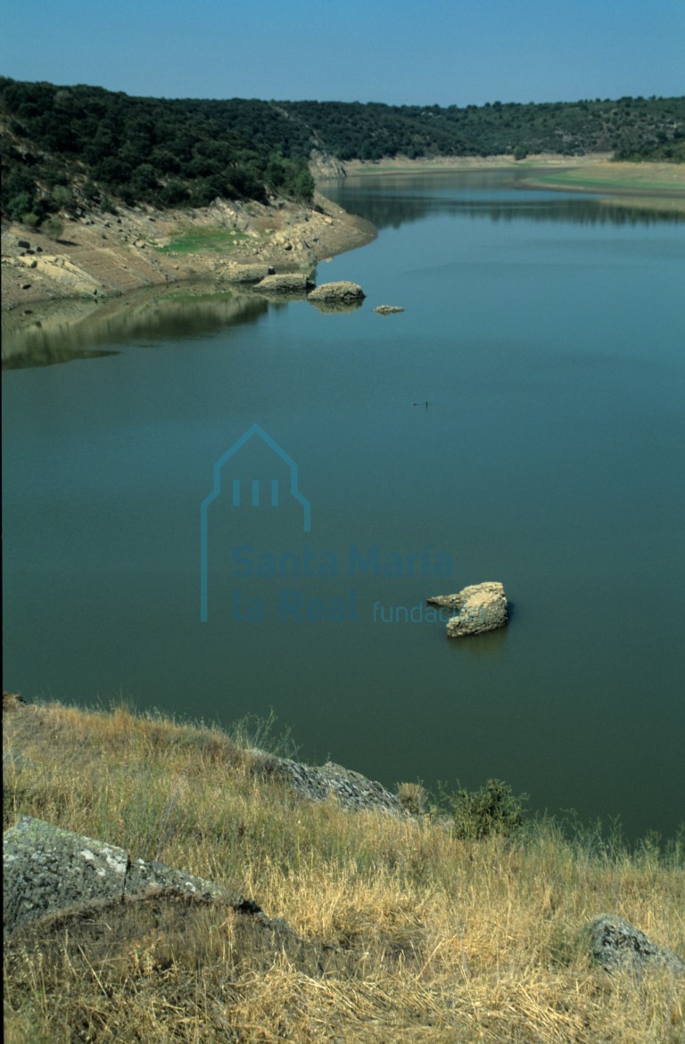 Restos del puente sobre el río Esla en Castrotorafe