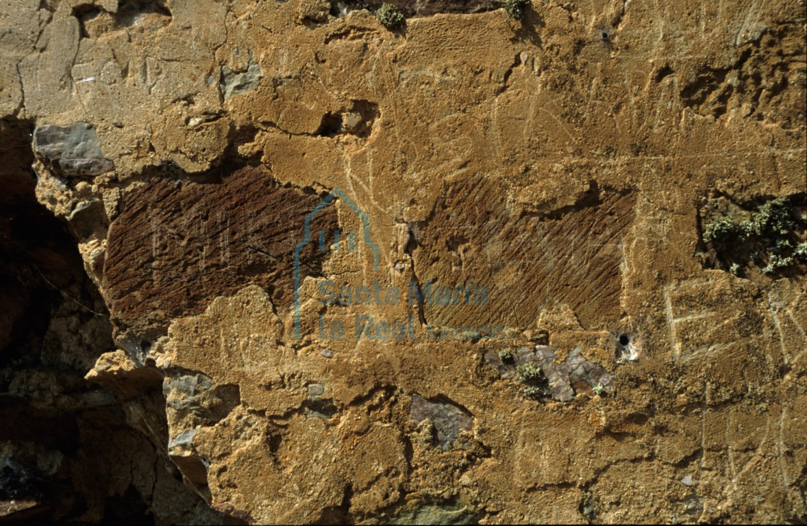 Detalle del aparejo de un muro del castillo de Castrotorafe