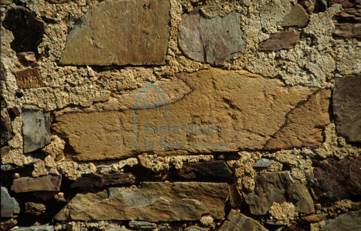 Detalle del muro del castillo de Castrotorafe