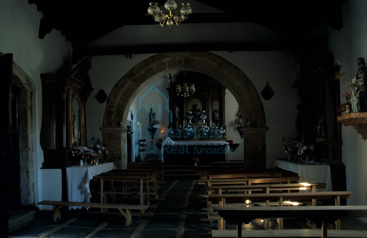 Interior donde destaca el arco triunfal
