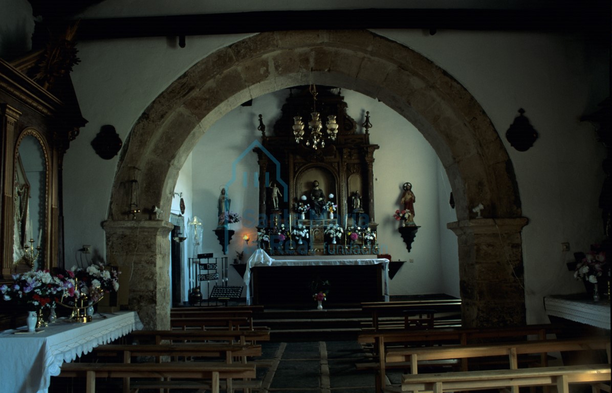 Vista del interior del templo hacia la cabecera
