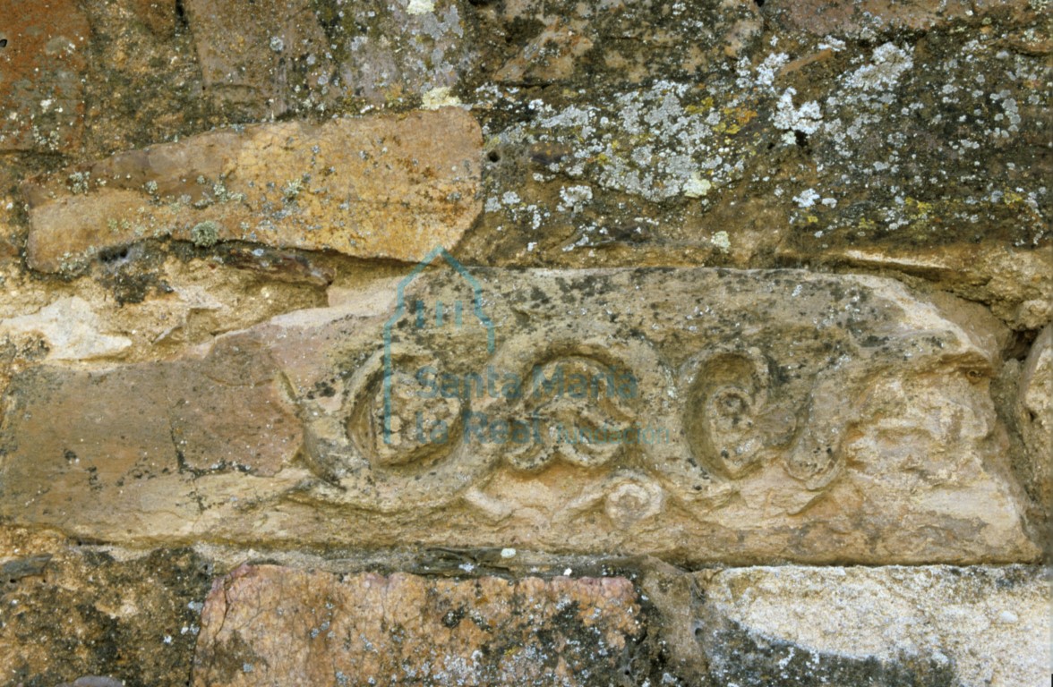 Fragmento esculpido de la capilla central en el muro exterior