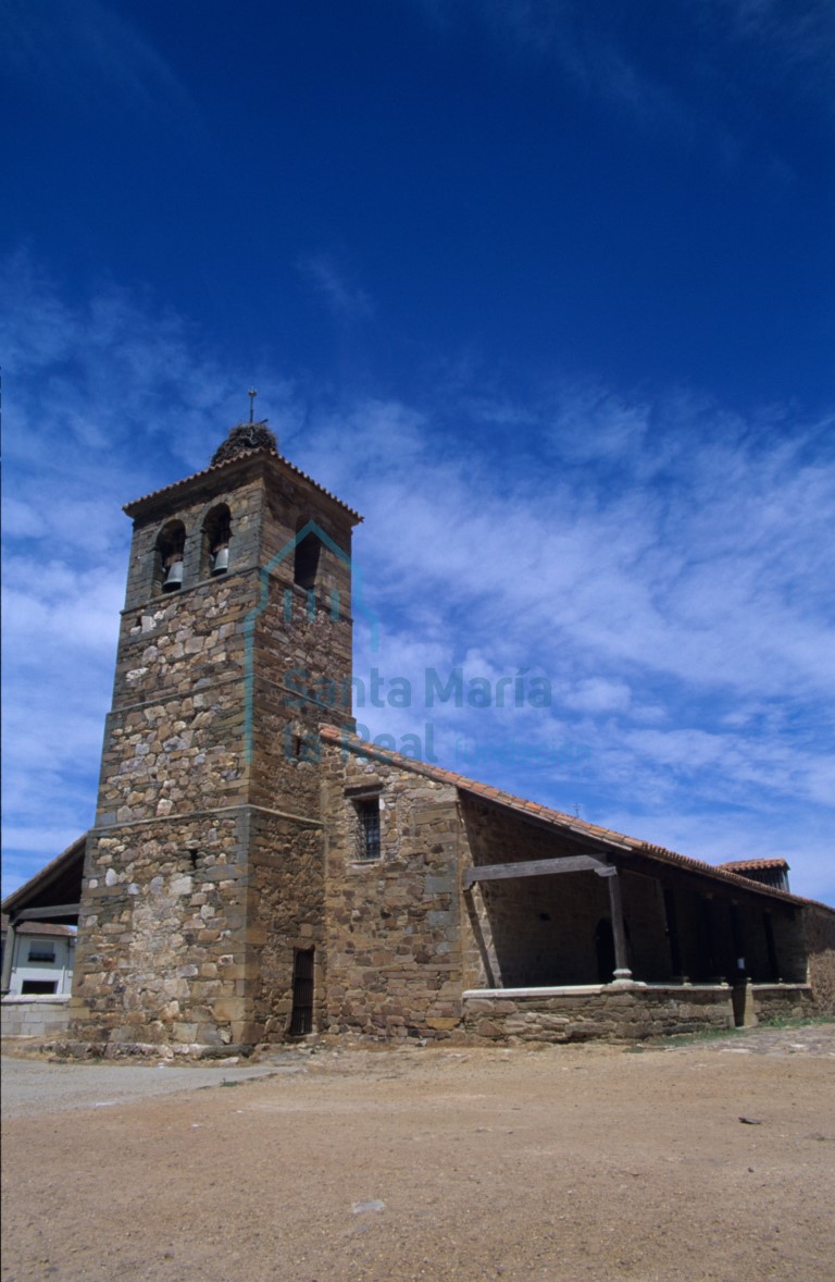 Exterior de la iglesia vista desde el lado suroeste