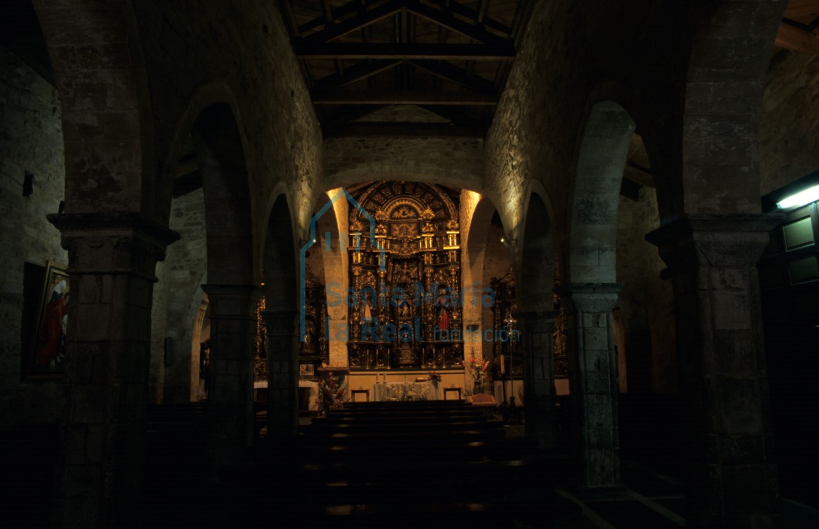 Vista del interior de la iglesia hacia la cabecera